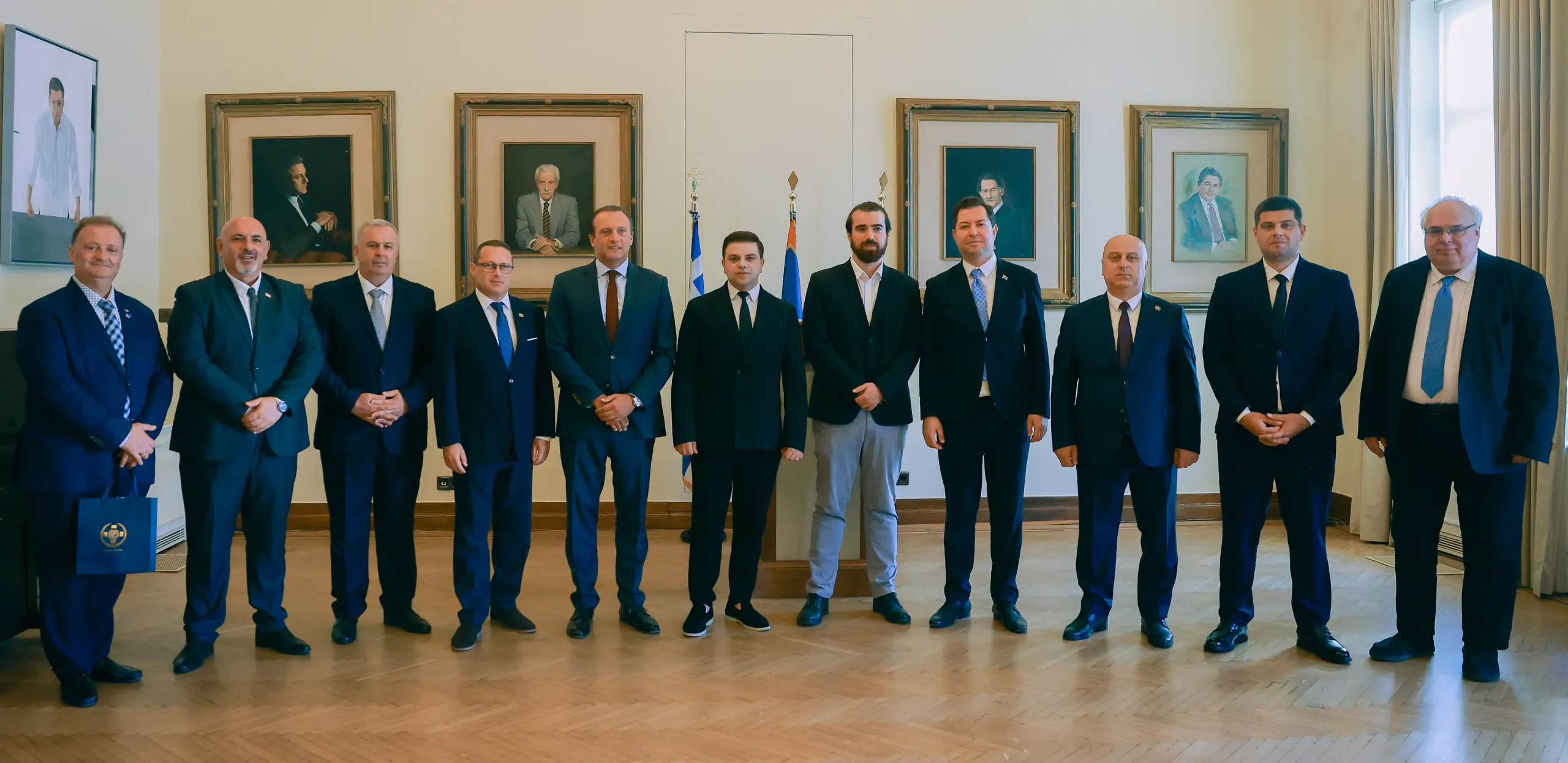 აჭარის უმაღლესი საბჭოს თავმჯდომარე - ცოტნე ანანიძე და აფხაზეთის იძულებით გადაადგილებულ პირთა მინისტრი - დავით ფაცაცია,  ქართულ დელეგაციასთან ერთად, ათენის მერს - ჰარის დუკასს შეხვდა