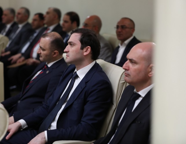 დავით გაბაიძე, პარლამენტში, პრემიერ-მინისტრის ანგარიშის მოსმენას დაესწრო