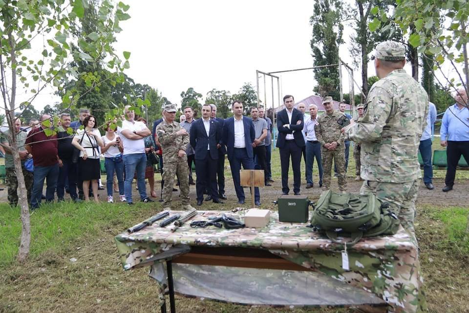 ხელისუფლების წარმომადგენლები რეზერვისტებთან