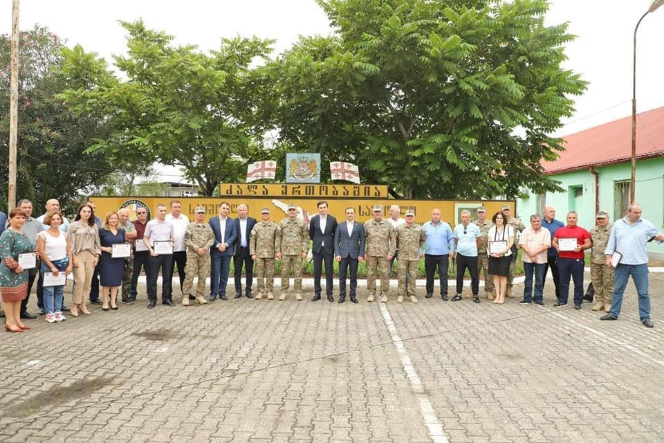 ხელისუფლების წარმომადგენლები რეზერვისტებთან