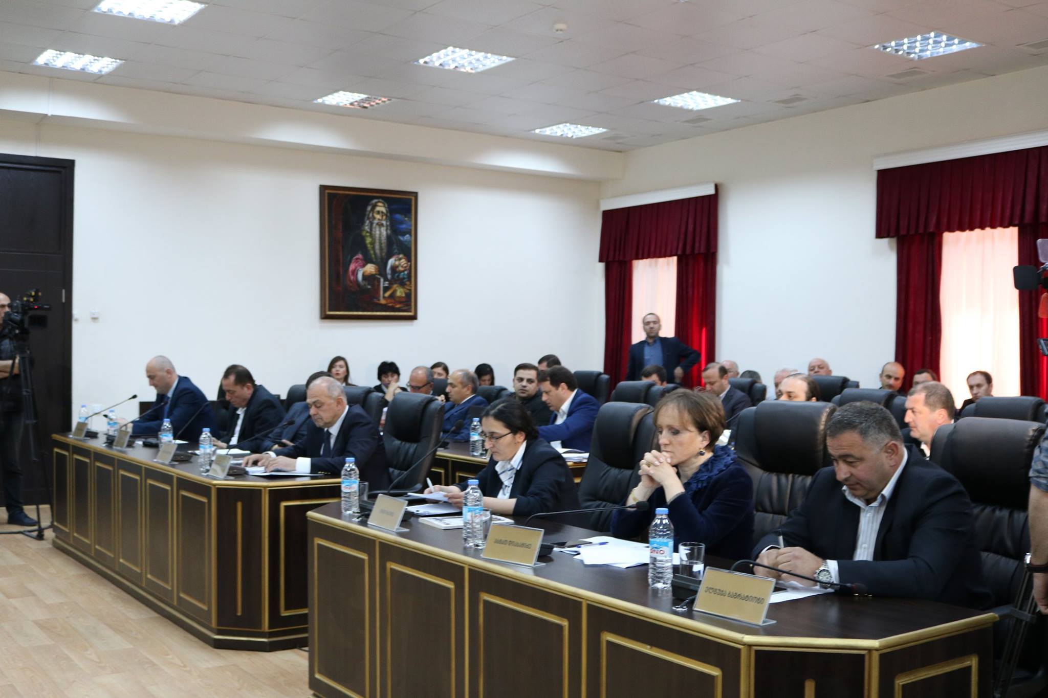 პლენარულ სხდომაზე სამი საკითხი განიხილეს