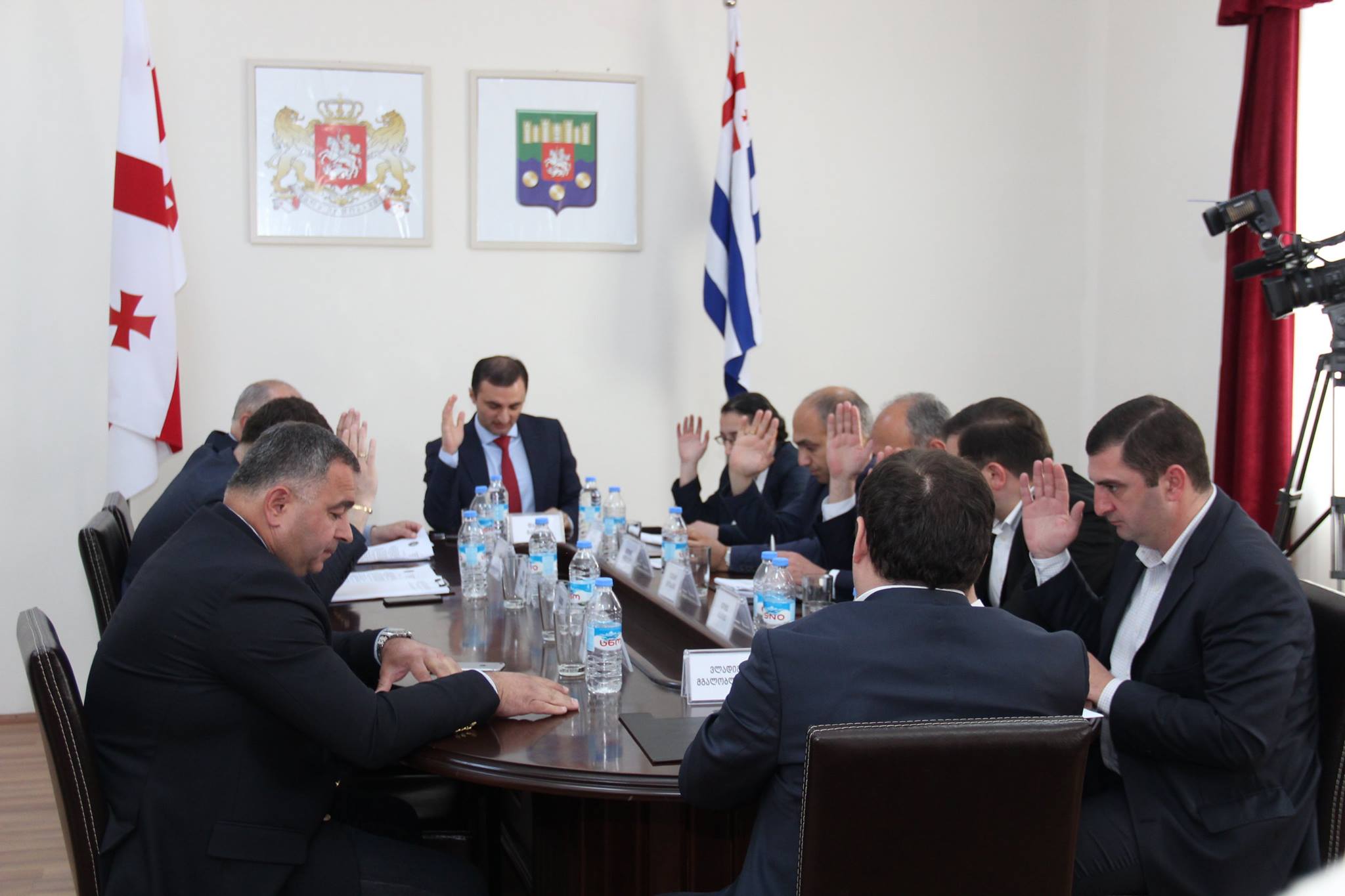 პლენარულ სხდომაზე სამი საკითხი განიხილება