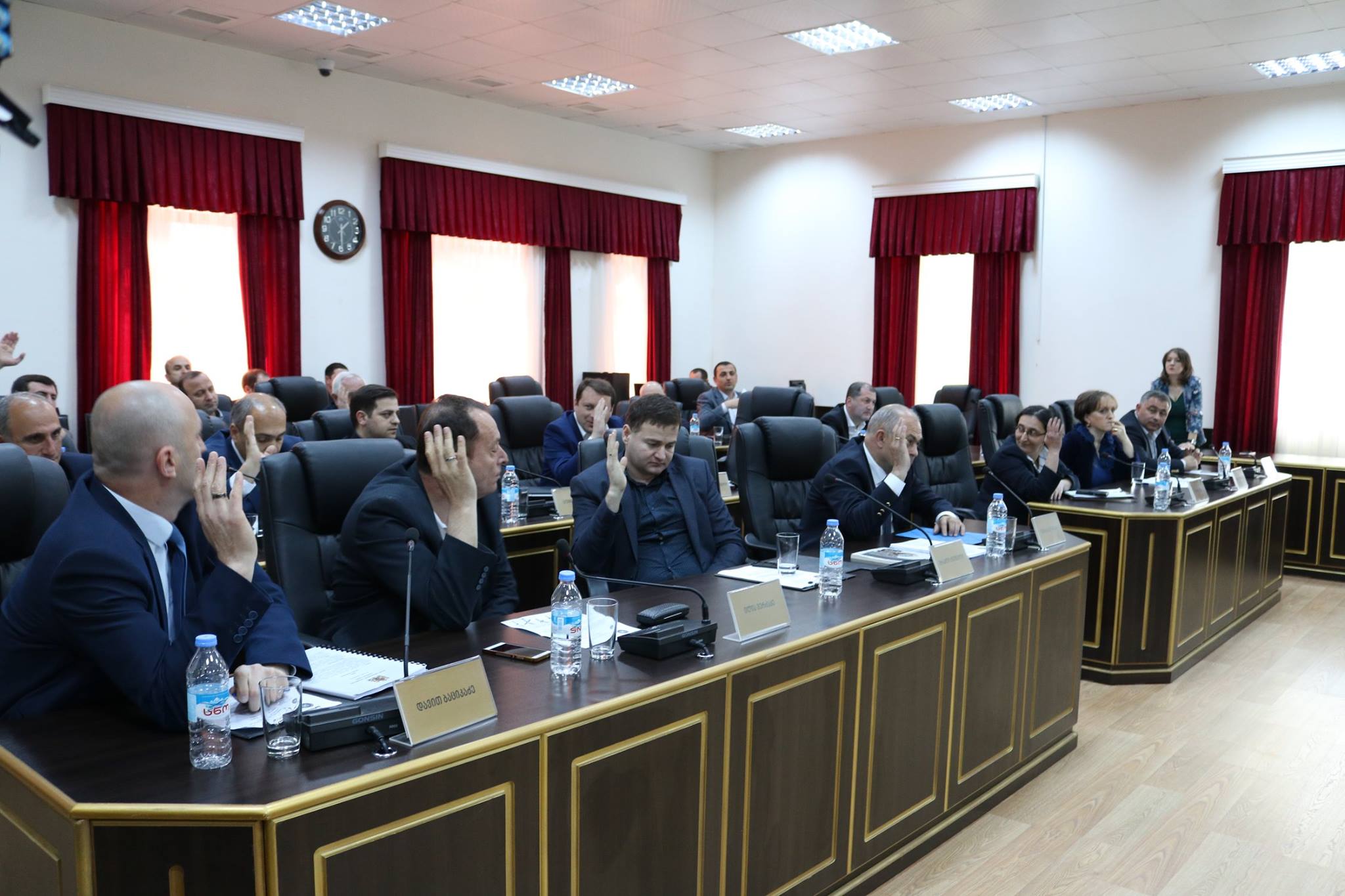 პლენარულ სხდომაზე სამი საკითხი განიხილეს