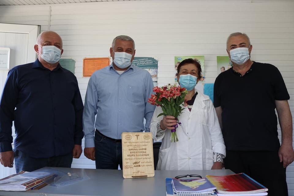 ფრიდონ ფუტკარაძემ ღვაწლმოსილ ექთანს პროფესიული დღე მიულოცა