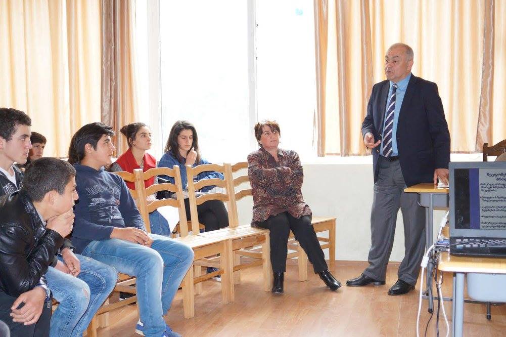 მერაბ კარანაძე თხილნარის სკოლის მოსწავლეებს შეხვდა