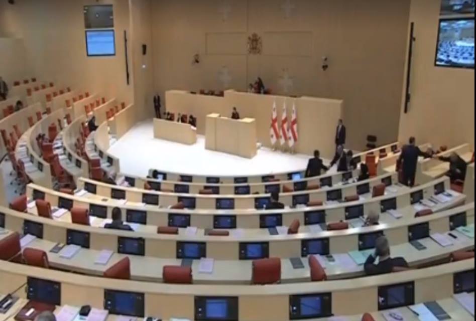               პარლამენტში  უმაღლესი საბჭოს ინიციატივა მეორე მოსმენით განიხილეს