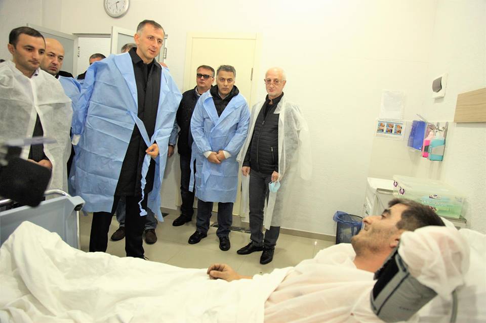 ხანძრის შედეგად დაზარალებული პირები საქართველოს ჯანდაცვის მინისტრმა დავით სერგეენკომ და აჭარის საკანონმდებლო და აღმასრულებელი ხელისუფლების წარმომადგენლებმა მოინახულეს