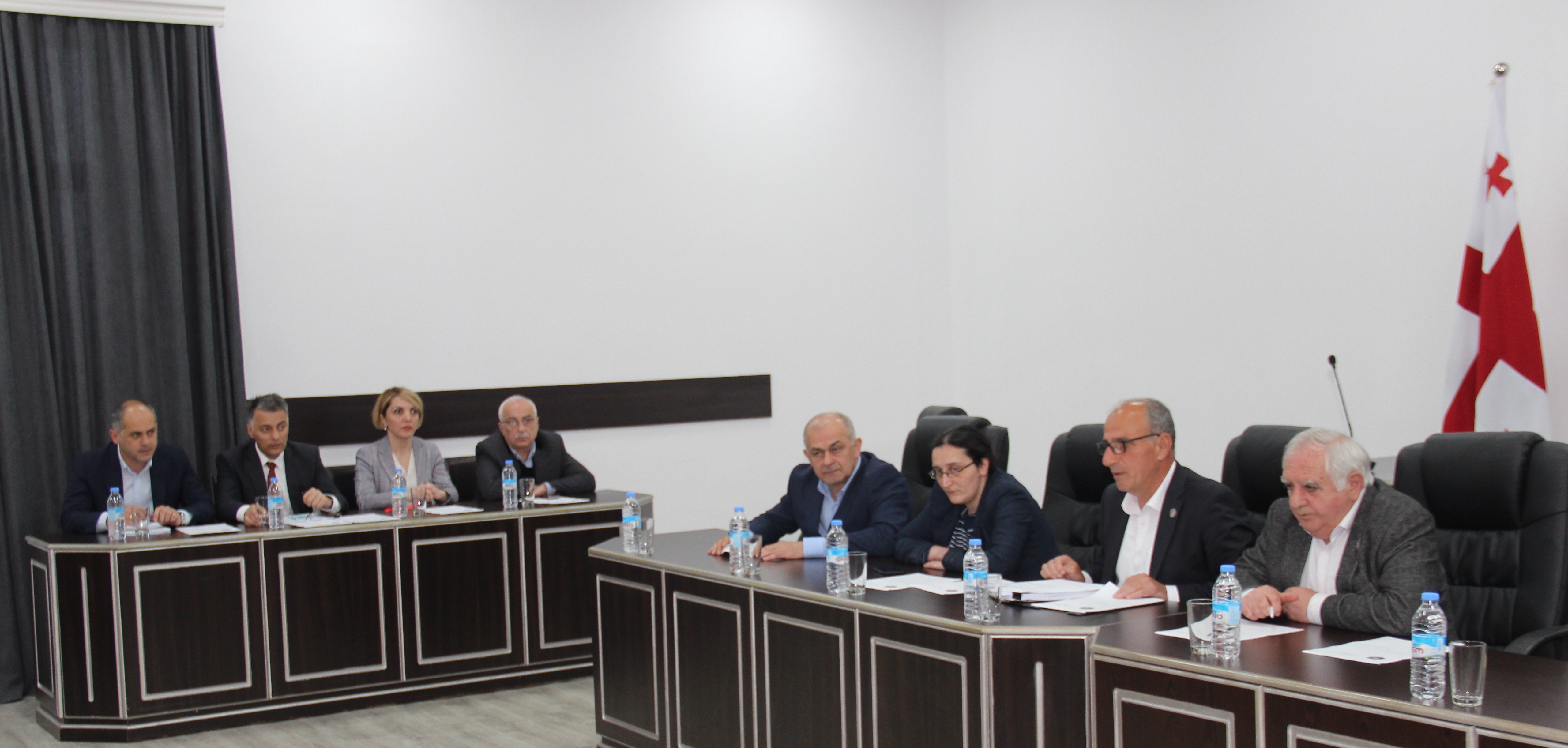 კანონმდებლებმა ორი მინისტრის ანგარიში მოისმინეს