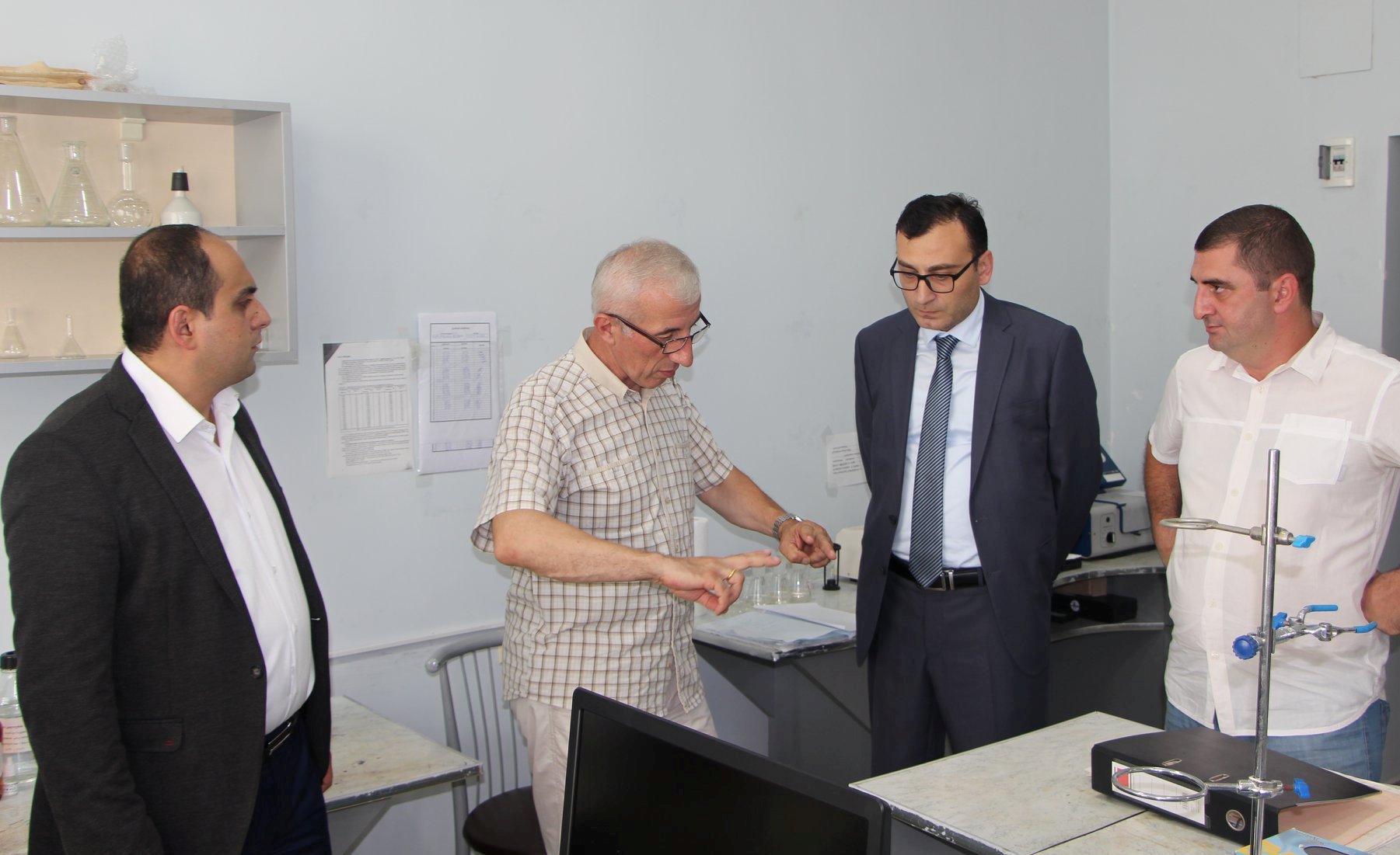      ვახტანგ წულაძე და ტიტე აროშიძე ლაბორატორიული კვლევის ცენტრს ეწვივნენ