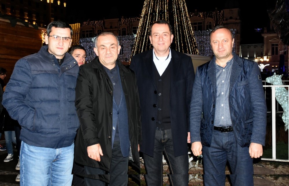 ბათუმის მთავარი ნაძვის ხე საზეიმოდ აინთო