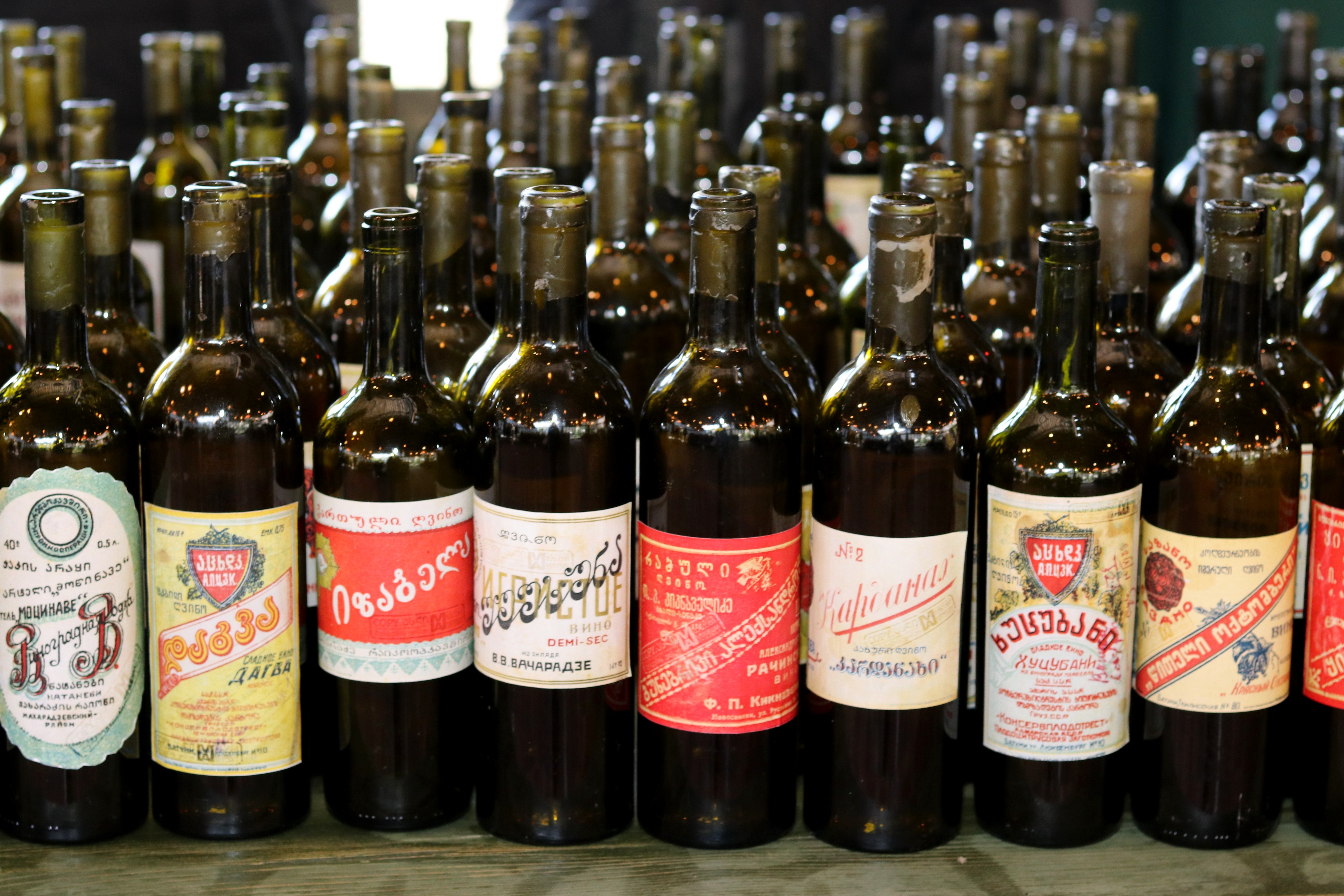 ღვინის ეტიკეტების გამოფენა აჭარული ღვინის სახლში