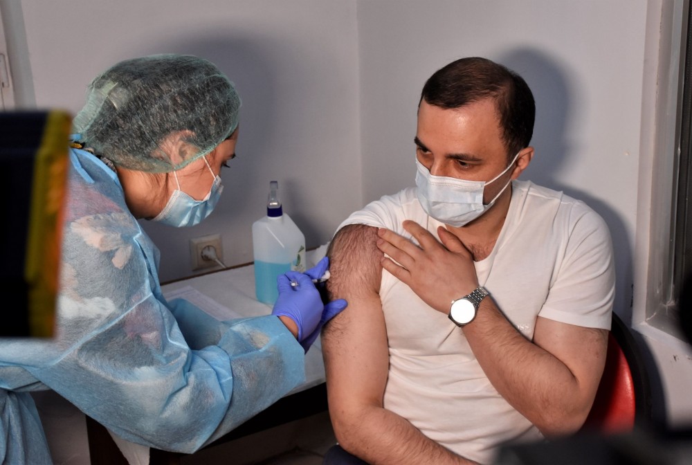 აჭარის უმაღლესი საბჭოს თავმჯდომარე დავით გაბაიძე ჩინური ''სინოფარმის'' ვაქცინით აიცრა