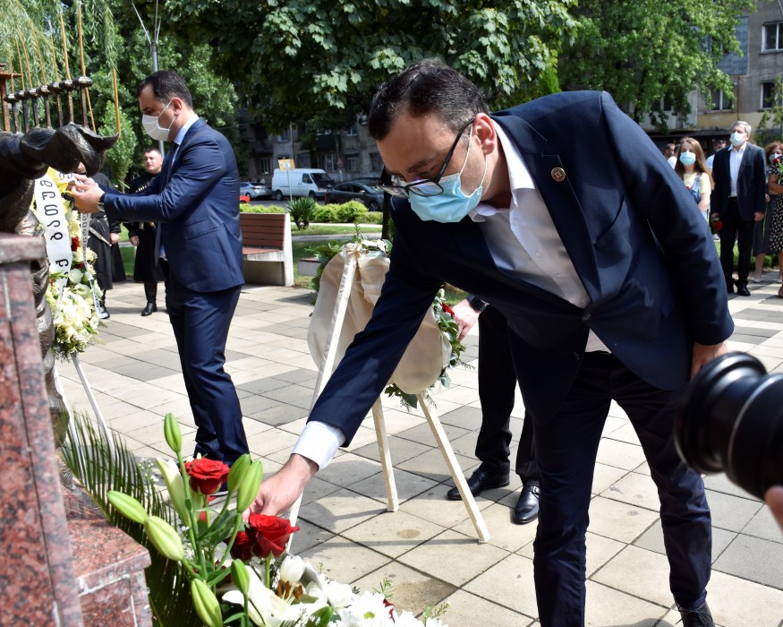 უმაღლესი საბჭოს წევრებმა ბათუმში სამშობლოსათვის დაღუპული გმირები გაიხსენეს