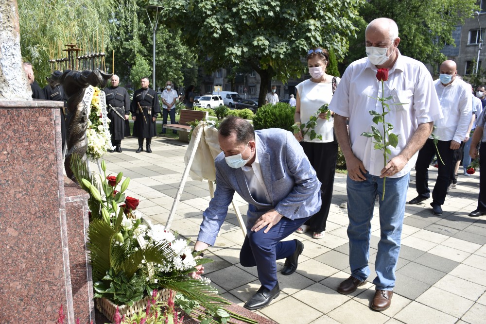 უმაღლესი საბჭოს წევრებმა ბათუმში სამშობლოსათვის დაღუპული გმირები გაიხსენეს