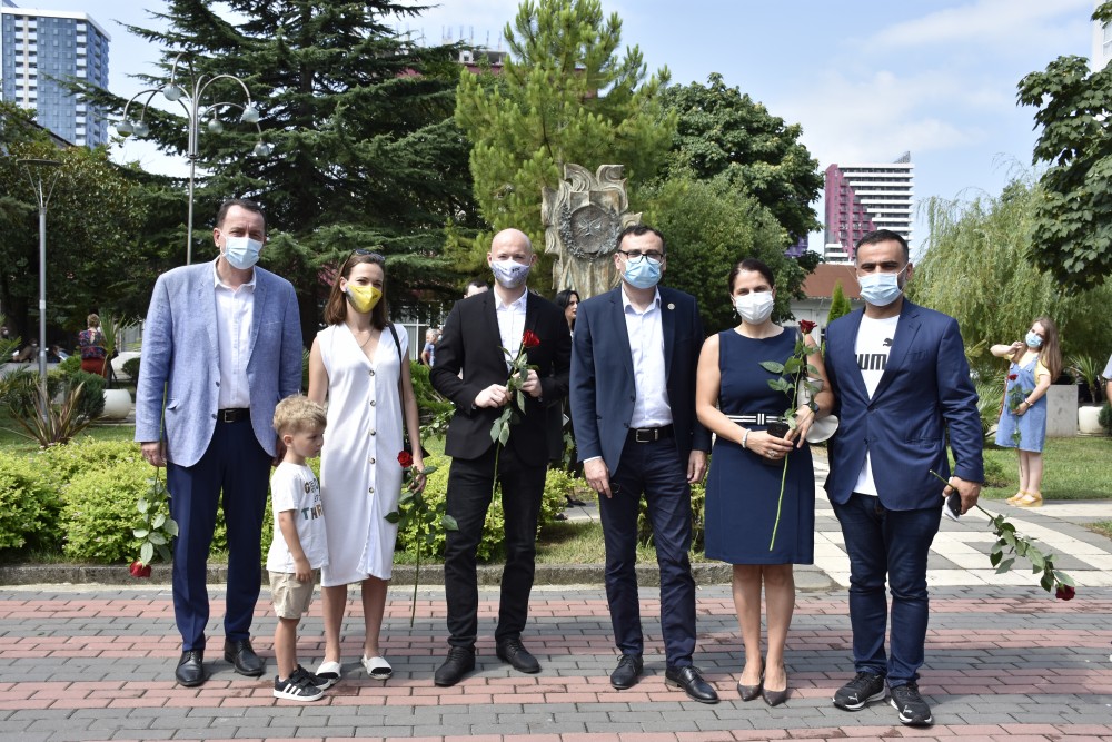 უმაღლესი საბჭოს წევრებმა ბათუმში სამშობლოსათვის დაღუპული გმირები გაიხსენეს