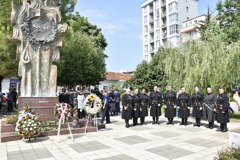 უმაღლესი საბჭოს წევრებმა ბათუმში სამშობლოსათვის დაღუპული გმირები გაიხსენეს