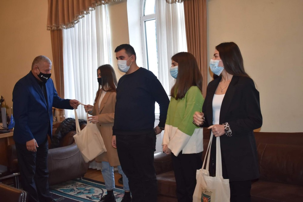 ფრიდონ ფუტკარაძემ სტიპენდიანტები დააჯილდოვა