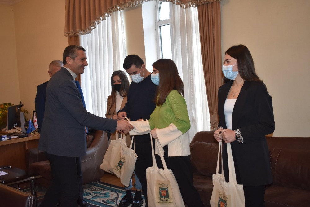 ფრიდონ ფუტკარაძემ სტიპენდიანტები დააჯილდოვა