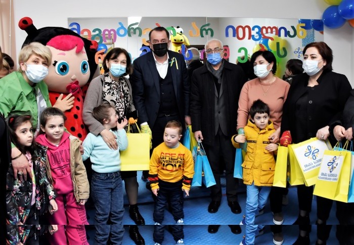 უმაღლესი საბჭოს წევრებმა დაუნის სინდრომის მსოფლიო დღე სარეაბილიტაციო ცენტრის ბენეფიციარებს მიულოცეს
