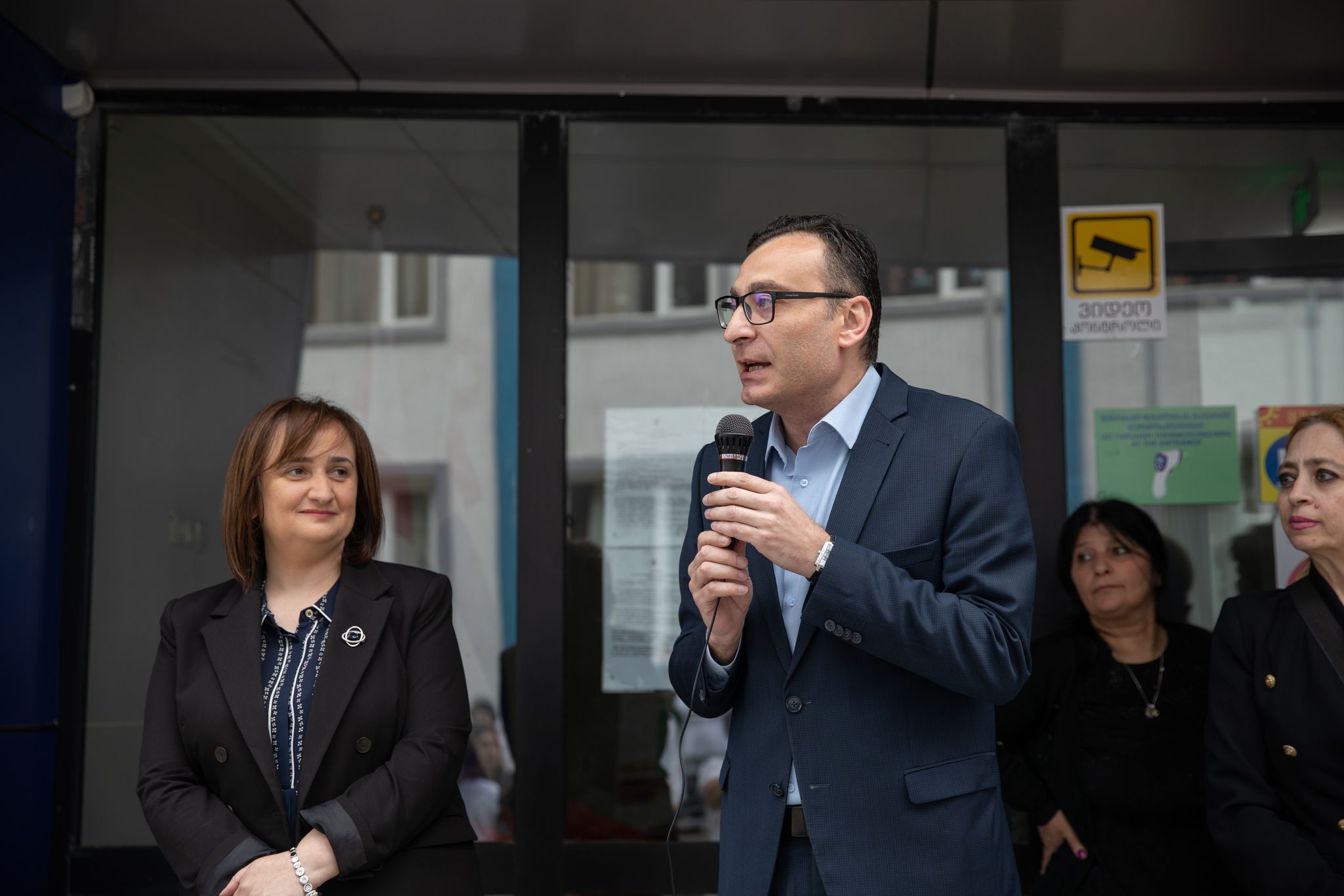 ტიტე აროშიძემ მე-12 კლასელებს ''ბოლო ზარი'' და სკოლის დამთავრება მიულოცა