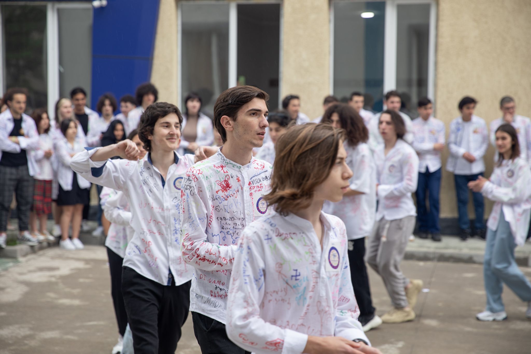 ტიტე აროშიძემ მე-12 კლასელებს ''ბოლო ზარი'' და სკოლის დამთავრება მიულოცა