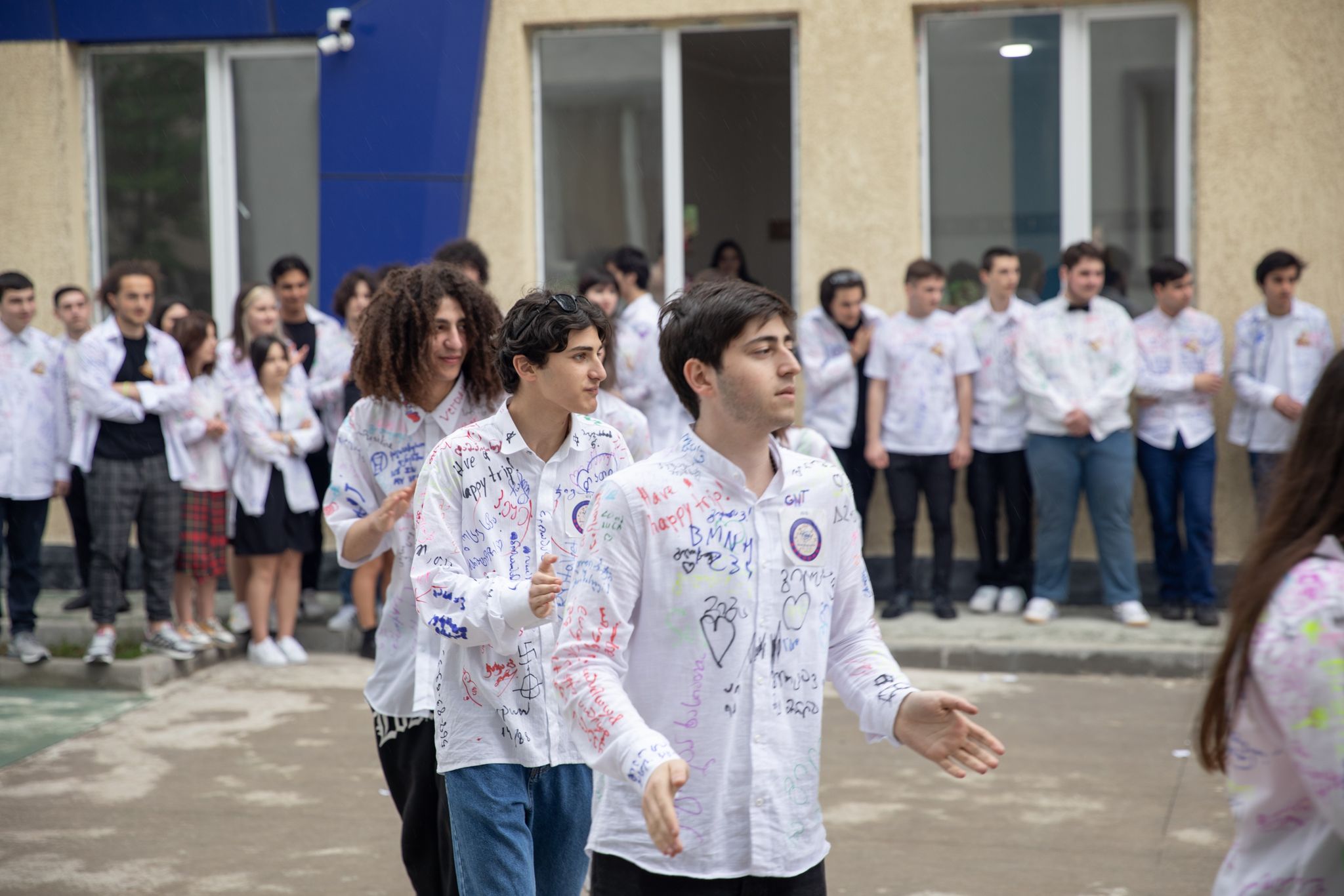 ტიტე აროშიძემ მე-12 კლასელებს ''ბოლო ზარი'' და სკოლის დამთავრება მიულოცა