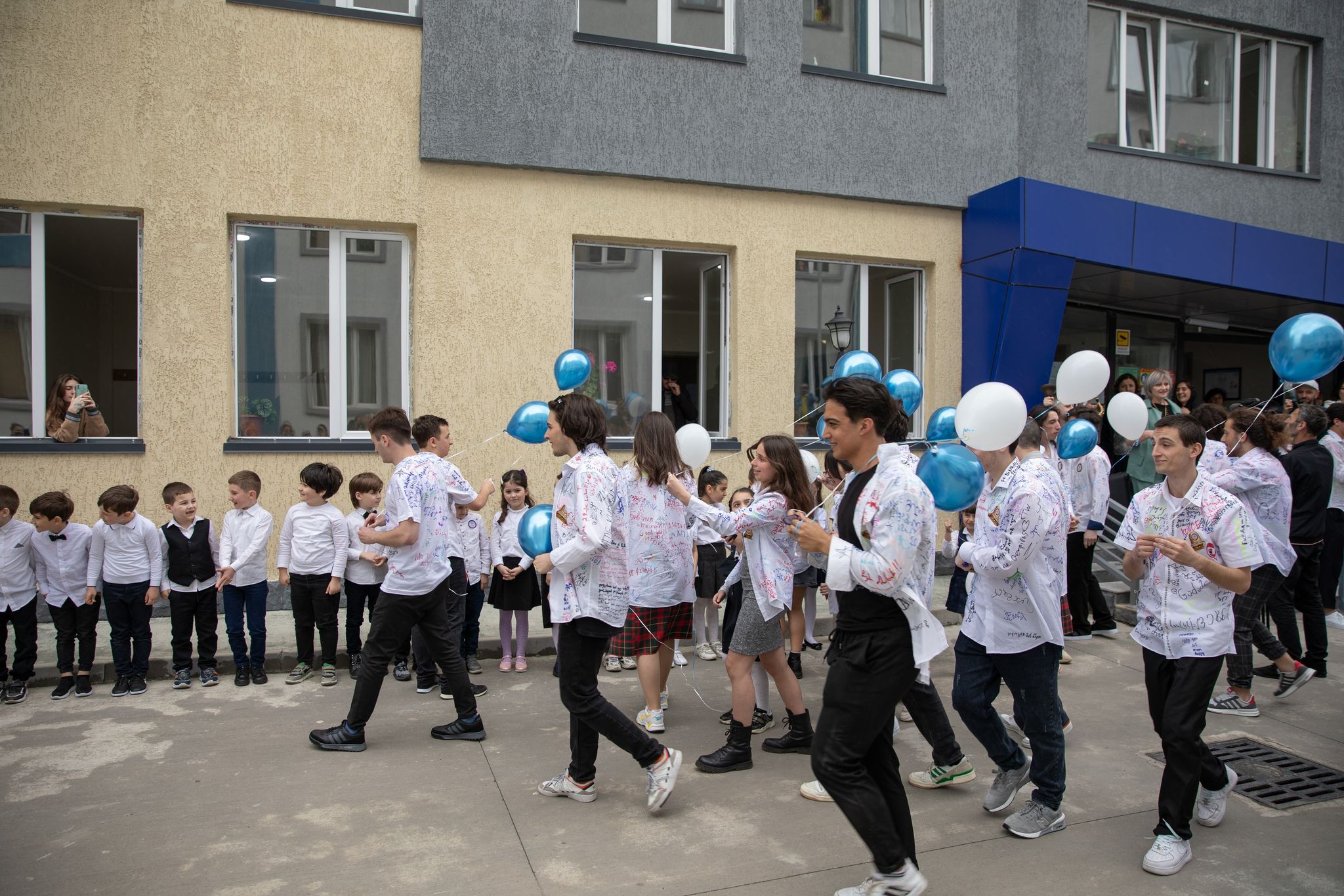 ტიტე აროშიძემ მე-12 კლასელებს ''ბოლო ზარი'' და სკოლის დამთავრება მიულოცა