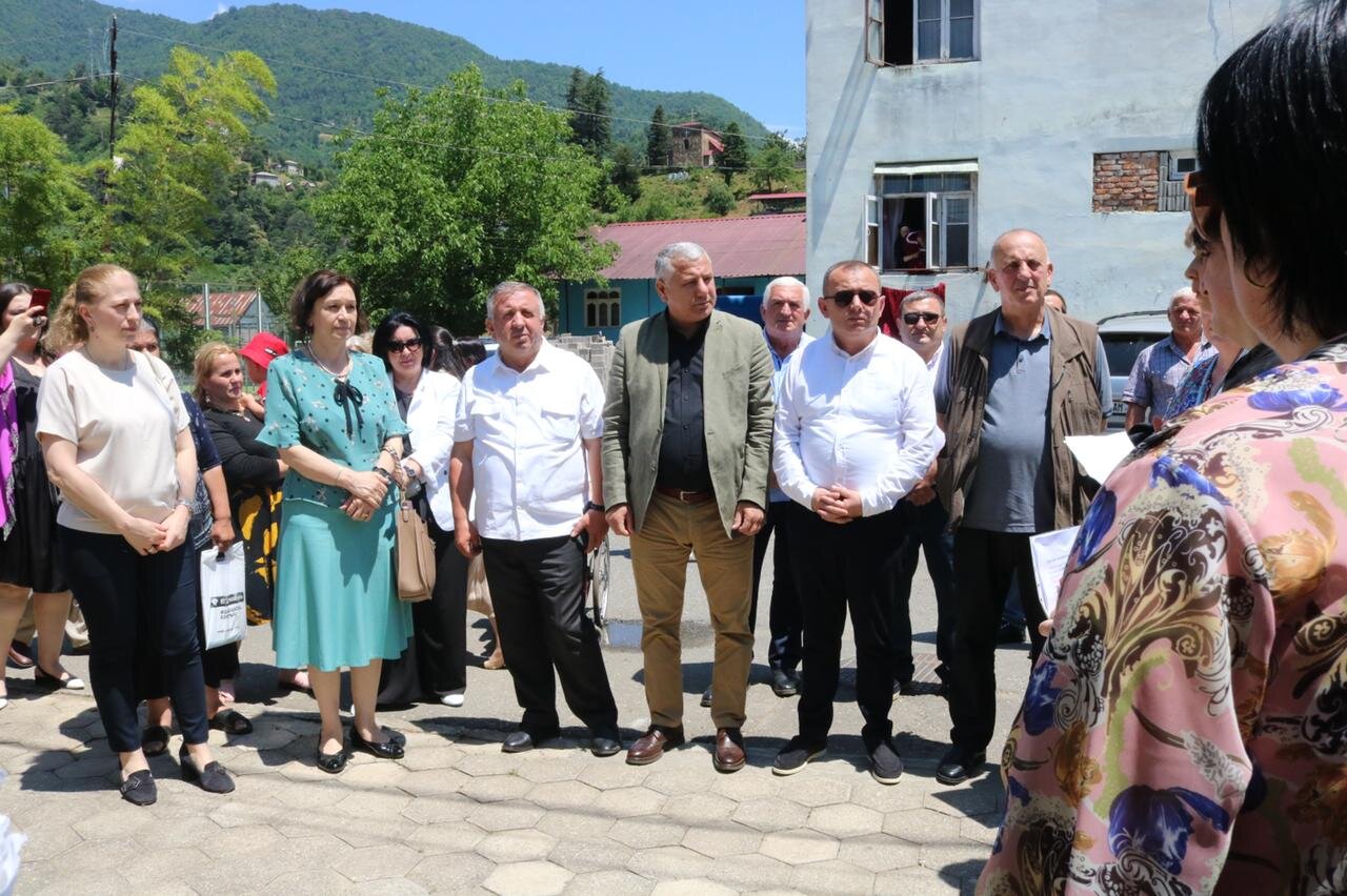 უმაღლესი საბჭოს წევრები  - ფრიდონ ფუტკარაძე, ფატი ხალვაში და ჯანმრთელობის დაცვისა და სოციალურ საკითხთა კომიტეტის აპარატის წარმომადგენლები, ქედის მუნიციპალიტეტში, სარეაბილიტაციო ცენტრის გახსნას დაესწრნენ