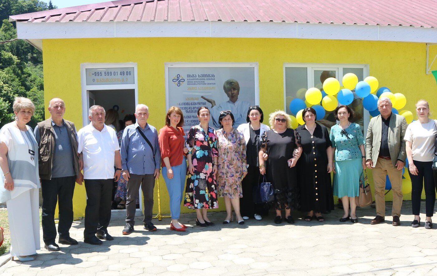 უმაღლესი საბჭოს წევრები  - ფრიდონ ფუტკარაძე, ფატი ხალვაში და ჯანმრთელობის დაცვისა და სოციალურ საკითხთა კომიტეტის აპარატის წარმომადგენლები, ქედის მუნიციპალიტეტში, სარეაბილიტაციო ცენტრის გახსნას დაესწრნენ