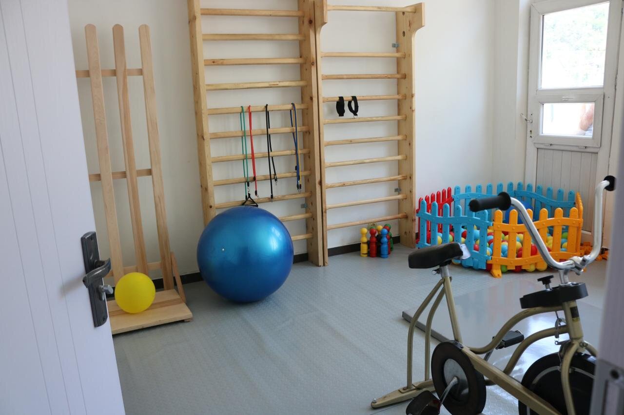 უმაღლესი საბჭოს წევრები  - ფრიდონ ფუტკარაძე, ფატი ხალვაში და ჯანმრთელობის დაცვისა და სოციალურ საკითხთა კომიტეტის აპარატის წარმომადგენლები, ქედის მუნიციპალიტეტში, სარეაბილიტაციო ცენტრის გახსნას დაესწრნენ