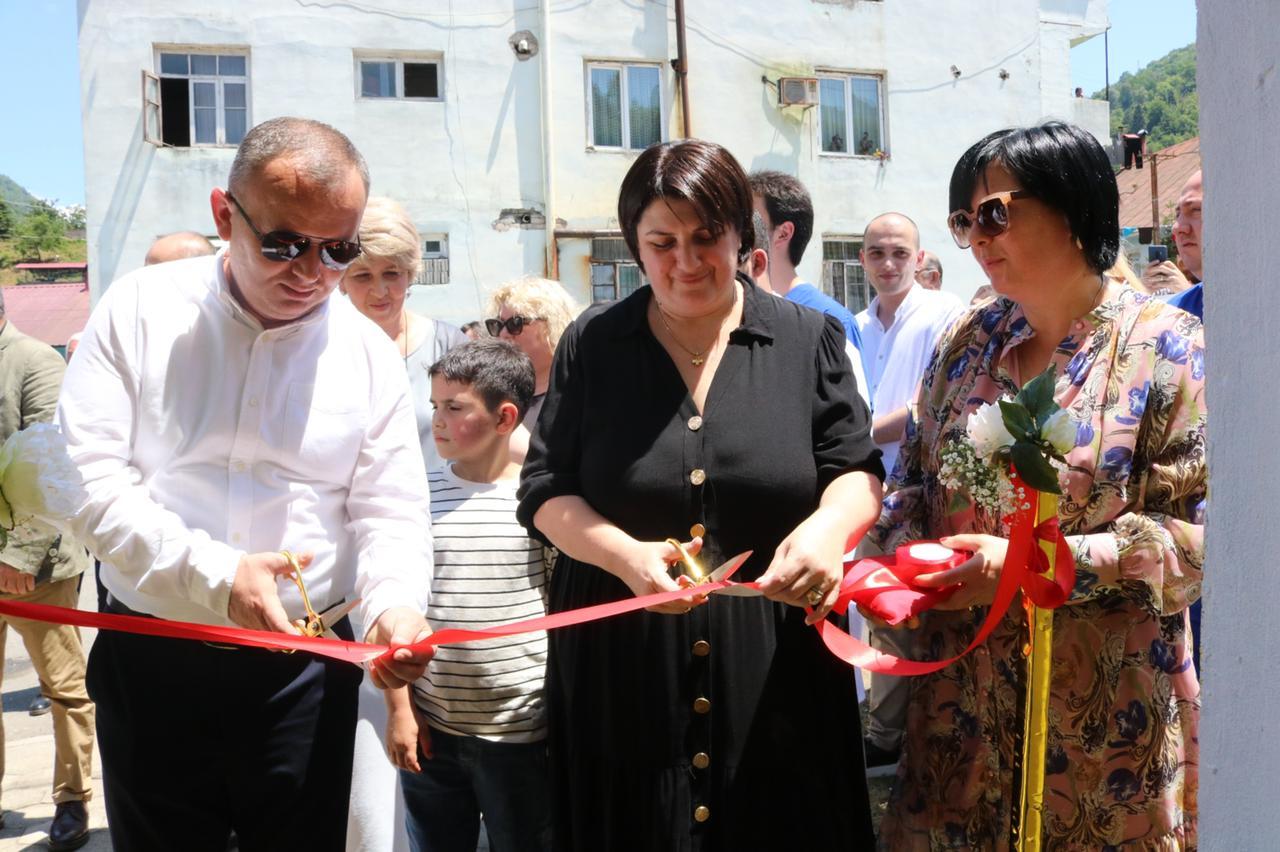 უმაღლესი საბჭოს წევრები  - ფრიდონ ფუტკარაძე, ფატი ხალვაში და ჯანმრთელობის დაცვისა და სოციალურ საკითხთა კომიტეტის აპარატის წარმომადგენლები, ქედის მუნიციპალიტეტში, სარეაბილიტაციო ცენტრის გახსნას დაესწრნენ