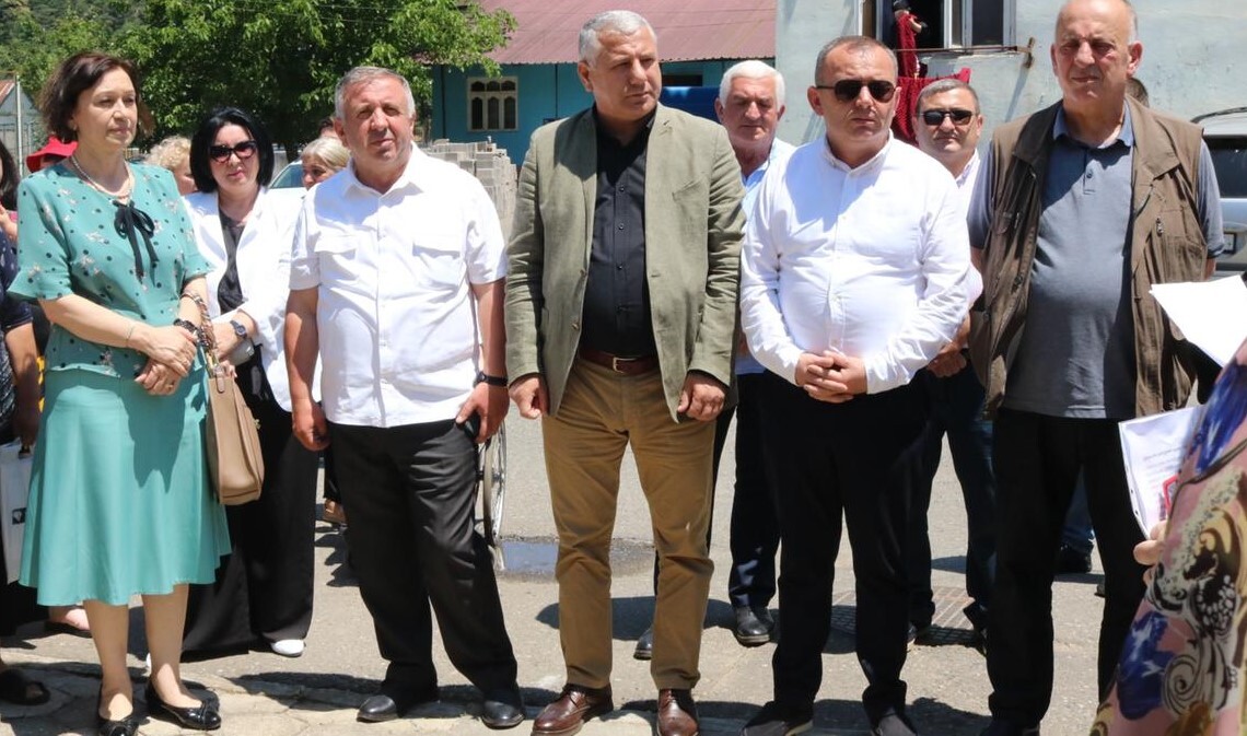 უმაღლესი საბჭოს წევრები  - ფრიდონ ფუტკარაძე, ფატი ხალვაში და ჯანმრთელობის დაცვისა და სოციალურ საკითხთა კომიტეტის აპარატის წარმომადგენლები, ქედის მუნიციპალიტეტში, სარეაბილიტაციო ცენტრის გახსნას დაესწრნენ