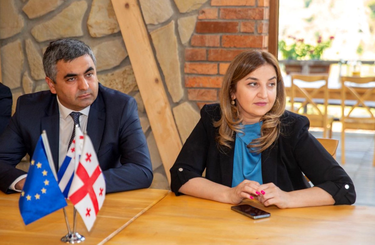 ტიტე აროშიძე და ფრიდონ ფუტკარაძე, ქედის მუნიციპალიტეტში, საქართველოს პარლამენტის აგრარულ საკითხთა კომიტეტის გასვლით სხდომას დაესწრნენ