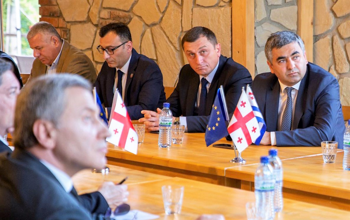 ტიტე აროშიძე და ფრიდონ ფუტკარაძე, ქედის მუნიციპალიტეტში, საქართველოს პარლამენტის აგრარულ საკითხთა კომიტეტის გასვლით სხდომას დაესწრნენ