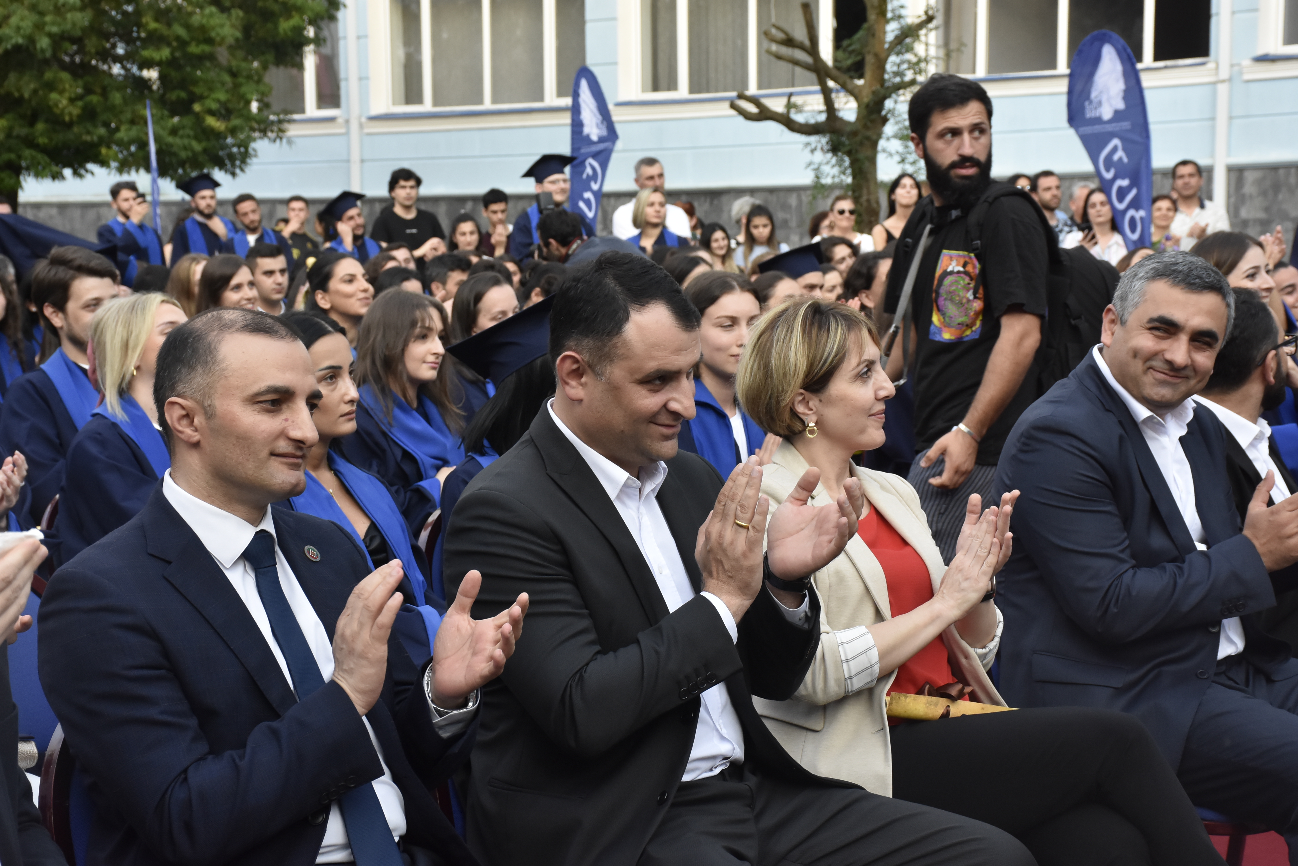 დავით გაბაიძემ ბსუ-ს კურსდამთავრებულებს უმაღლესი სასწავლებლის დამთავრება მიულოცა
