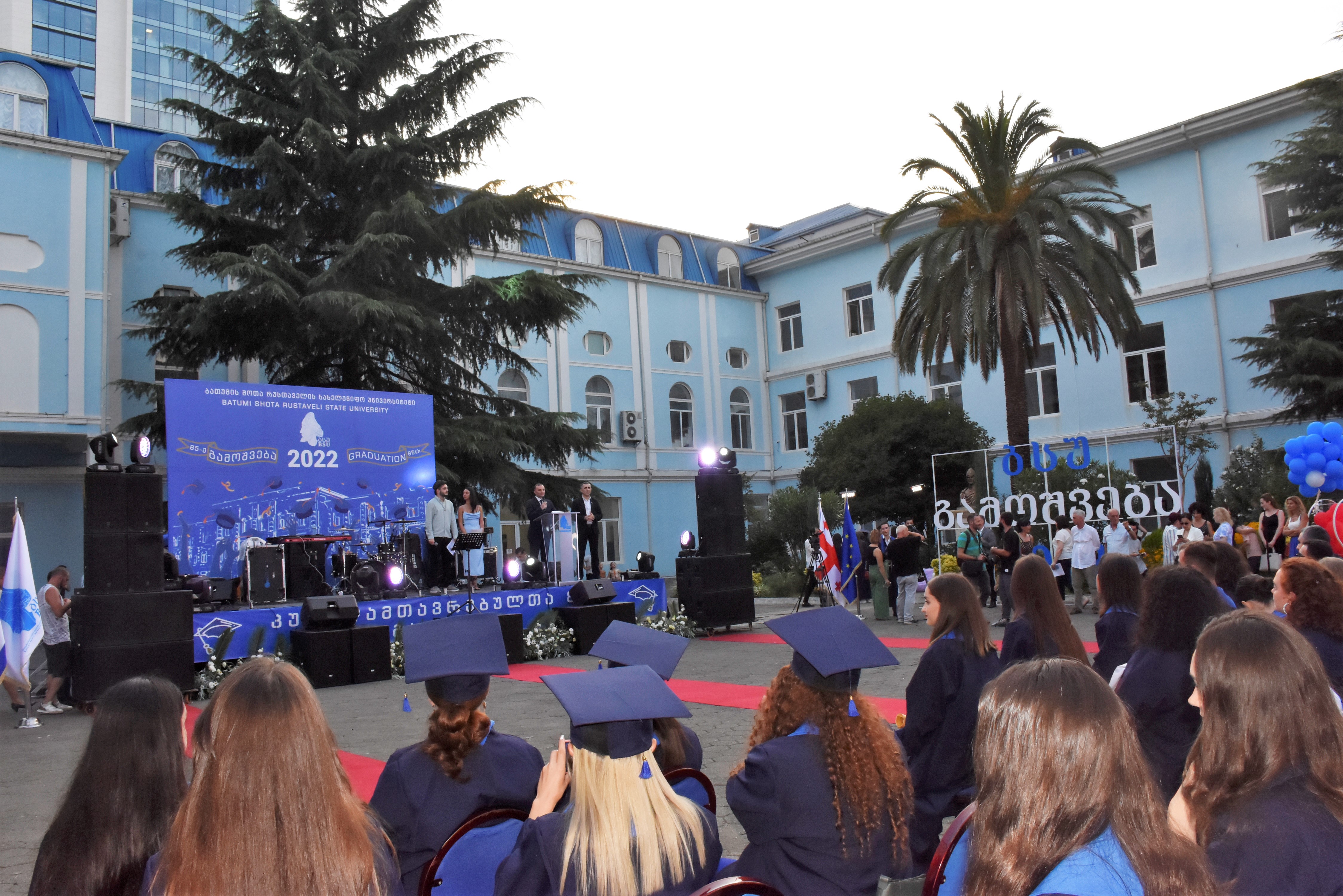 დავით გაბაიძემ ბსუ-ს კურსდამთავრებულებს უმაღლესი სასწავლებლის დამთავრება მიულოცა