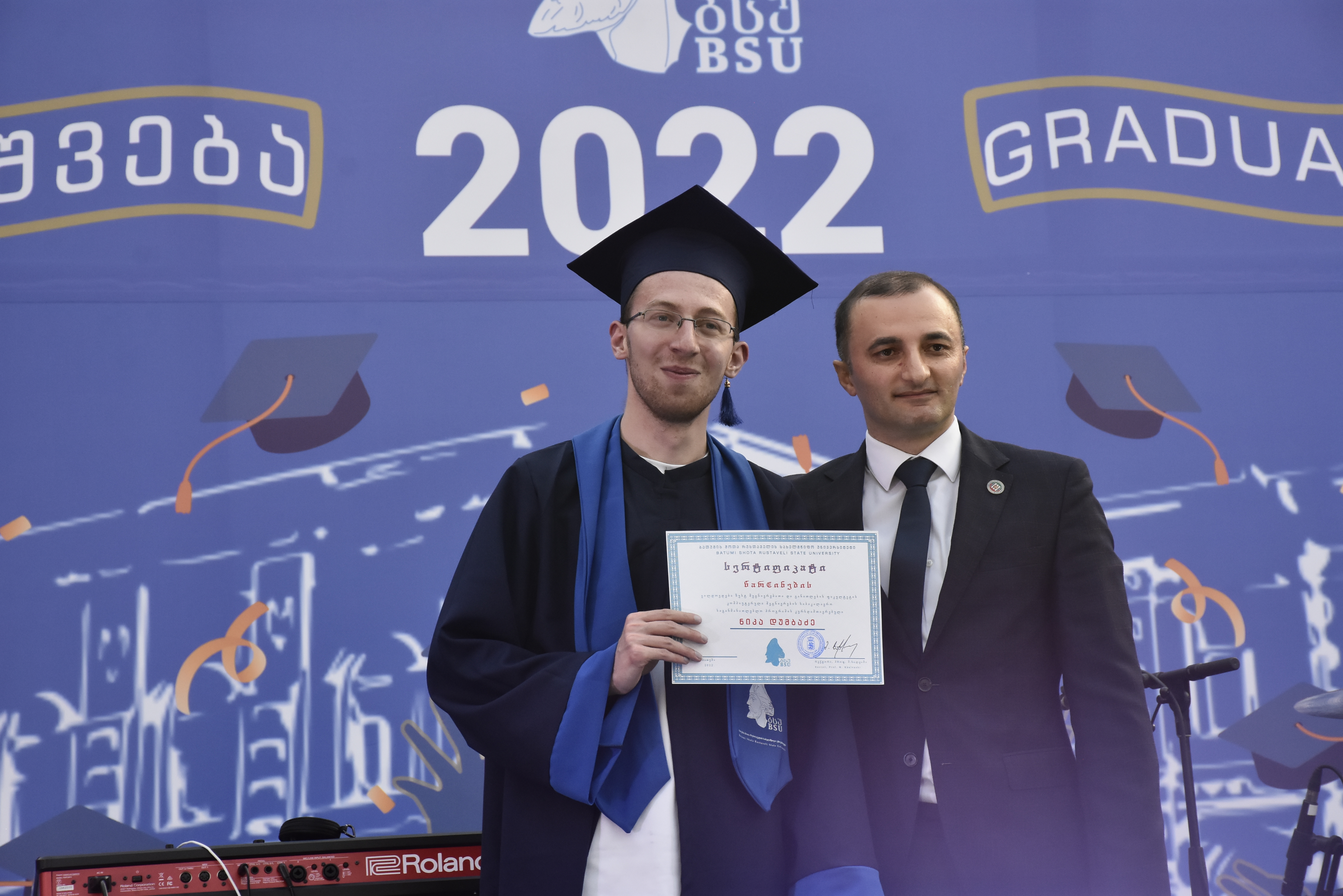 დავით გაბაიძემ ბსუ-ს კურსდამთავრებულებს უმაღლესი სასწავლებლის დამთავრება მიულოცა