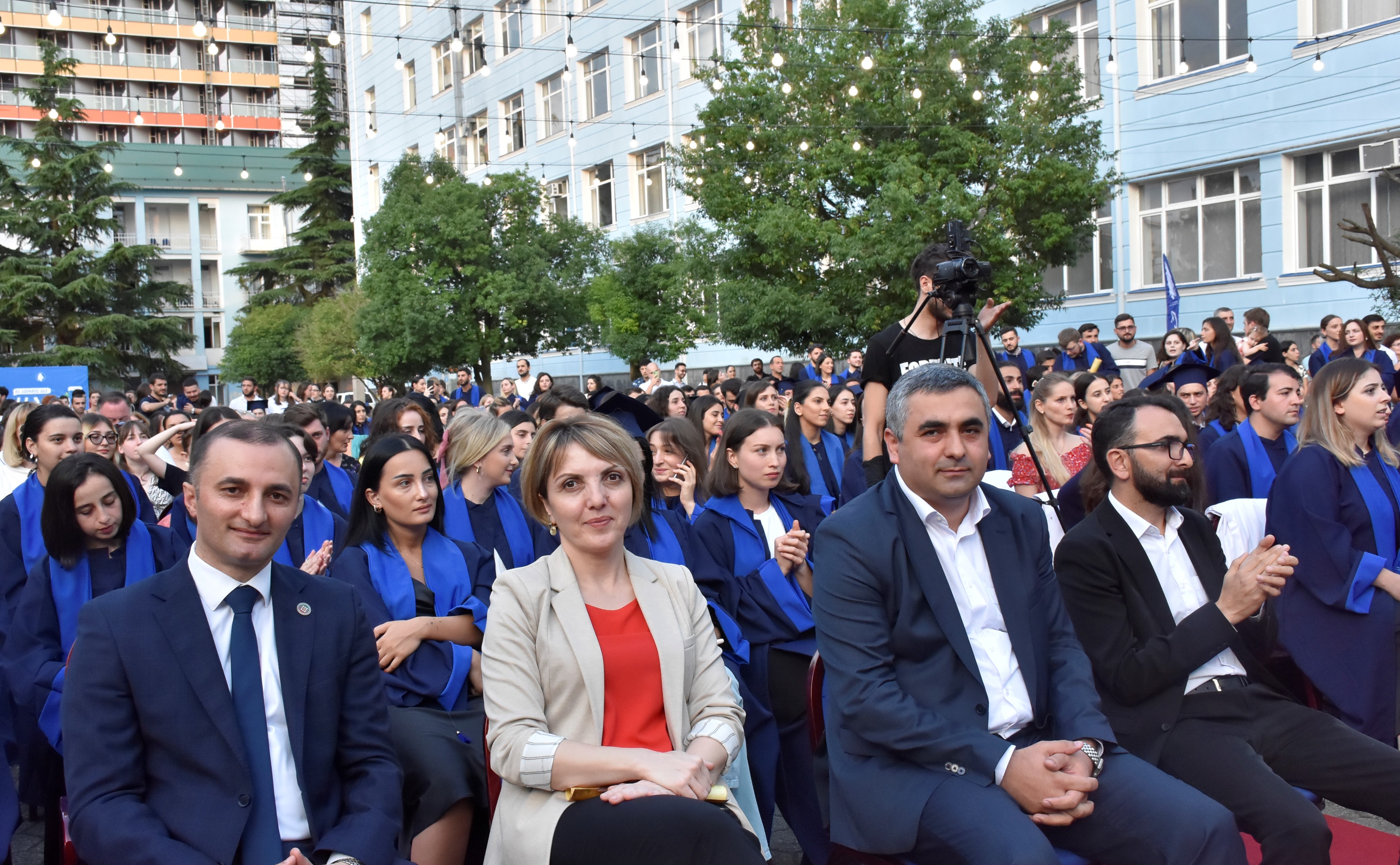 დავით გაბაიძემ ბსუ-ს კურსდამთავრებულებს უმაღლესი სასწავლებლის დამთავრება მიულოცა