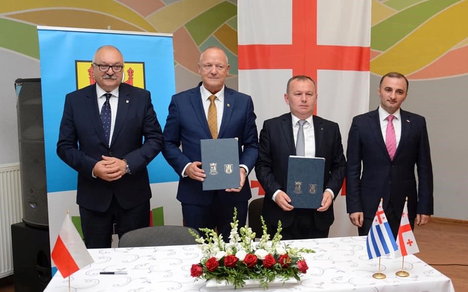 აჭარის დელეგაციის პოლონეთში ვიზიტის ფარგლებში ქედის მუნიციპალიტეტსა და ქალაქ ბარდოს კომუნას შორის პარტნიორული თანამშრომლობის შესახებ შეთანხმება გაფორმდა