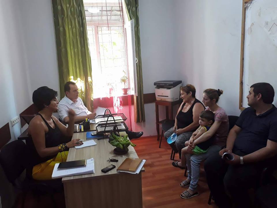 მოქალაქეების მიღება გრძელდება