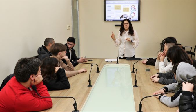 მარინე გვიანიძემ „თავისუფალ ჟურნალისტთა სახლის“ ბაზაზე არსებული ახალგაზრდული ცენტრის წარმომადგენლებს უმასპინძლა