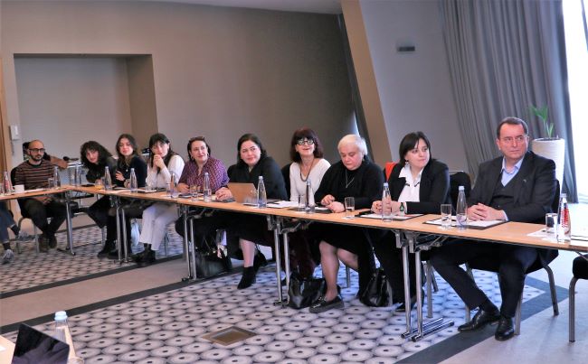 ილია ვერძაძე და  ლეილა ღოღობერიძე ფსიქოაქტიური საშუალებების მოხმარების პრევენციაზე გამართულ შეხვედრა-დისკუსიას  დაესწრნენ