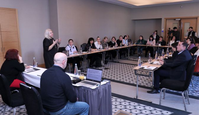 ილია ვერძაძე და  ლეილა ღოღობერიძე ფსიქოაქტიური საშუალებების მოხმარების პრევენციაზე გამართულ შეხვედრა-დისკუსიას  დაესწრნენ