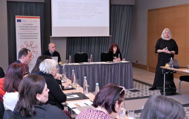 ილია ვერძაძე და  ლეილა ღოღობერიძე ფსიქოაქტიური საშუალებების მოხმარების პრევენციაზე გამართულ შეხვედრა-დისკუსიას  დაესწრნენ