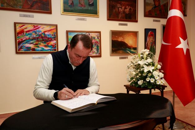 უმაღლესი საბჭოს წევრებმა თურქეთის გენერალურ საკონსულოში გახსნილ სამძიმრის წიგნში ჩანაწერი დატოვეს