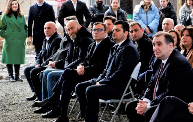 უმაღლესი საბჭოს წევრები კოლეჯ ''ბლექსის'' მშენებლობის დაწყების საზეიმო ცერემონიას დაესწრნენ