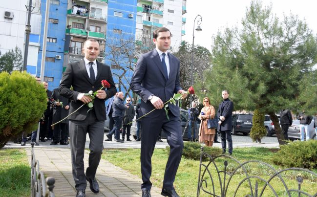 ოკუპაციის დღესთან დაკავშირებით უმაღლესი საბჭოს წევრებმა გმირთა  საძმო საფლავი ყვავილებით შეამკეს