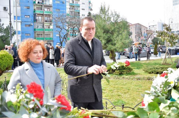 ოკუპაციის დღესთან დაკავშირებით უმაღლესი საბჭოს წევრებმა გმირთა  საძმო საფლავი ყვავილებით შეამკეს