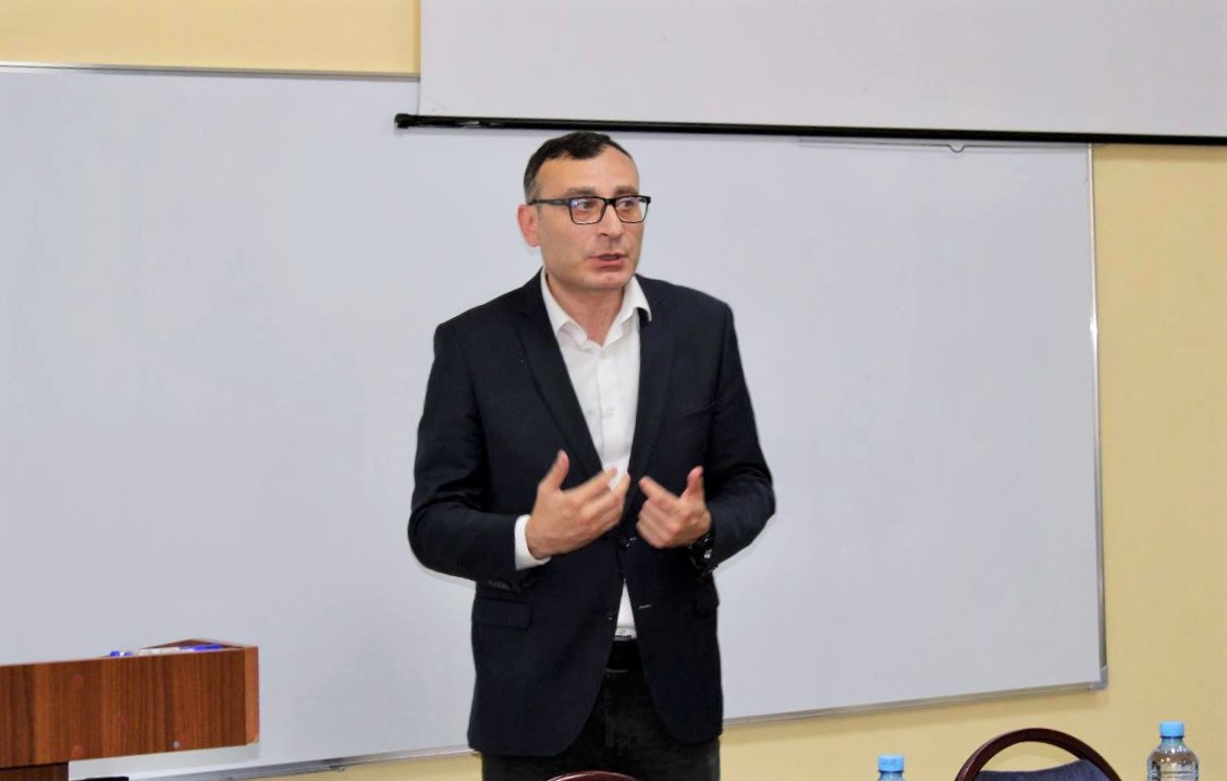 „დეპუტატის საათის“ ფორმატში ტიტე აროშიძე ბსუ-ს ბიზნესისა და ეკონომიკის ფაკულტეტის სტუდენტებს შეხვდა