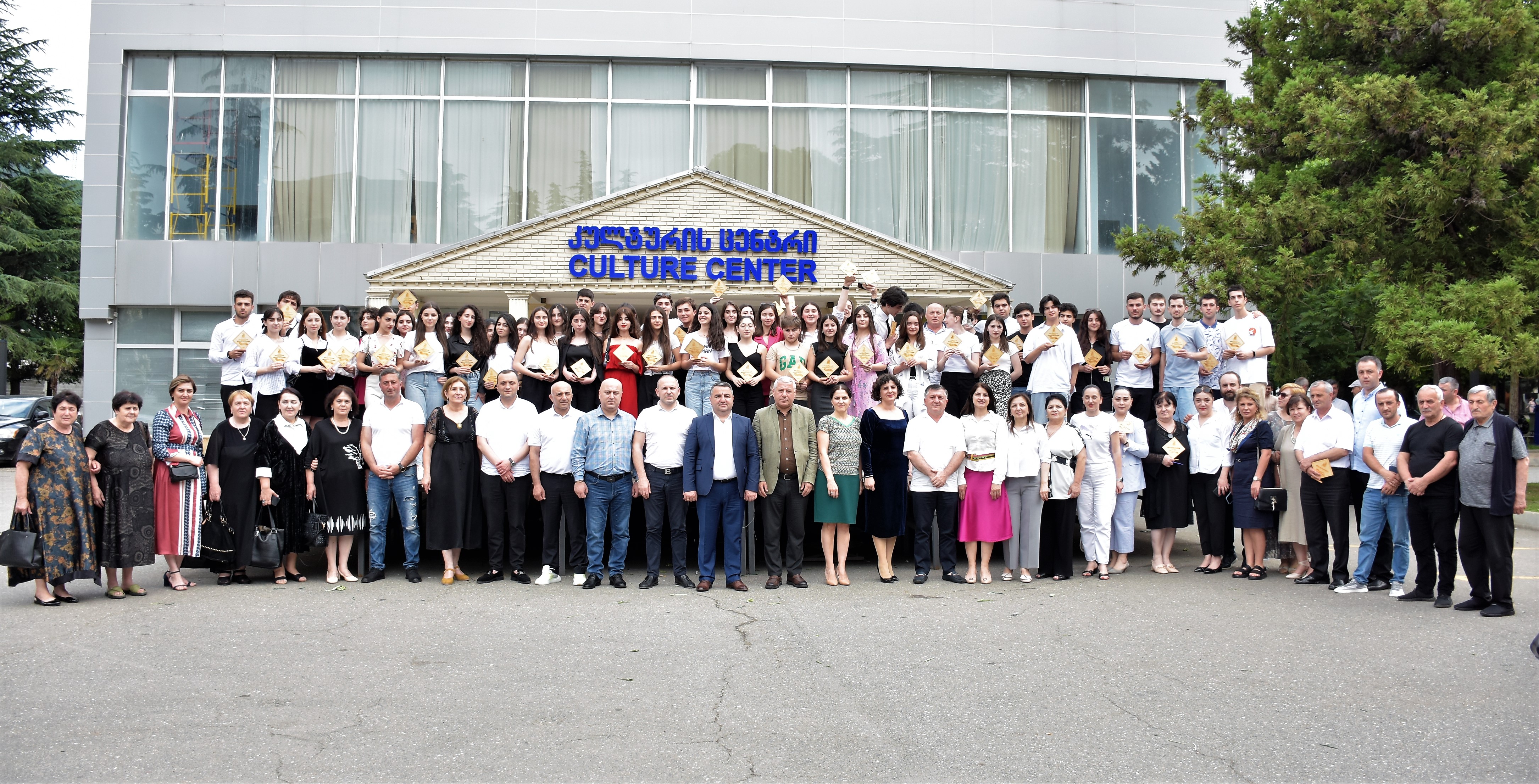 მარინე გვიანიძე და ფრიდონ ფუტკარაძე ხელვაჩაურის მუნიციპალიტეტში წარმატებული მოსწავლეების დაჯილდოების ღონისძიებას დაესწრნენ